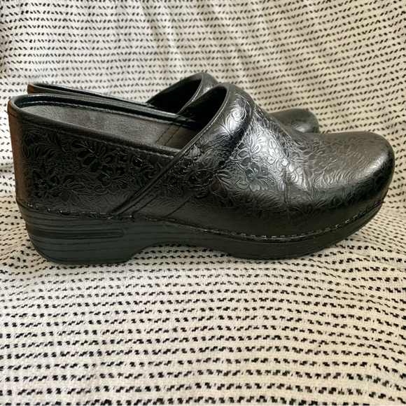 Dansko GUC Black Tooled Leather Clogs 39 - Picture 2 of 7